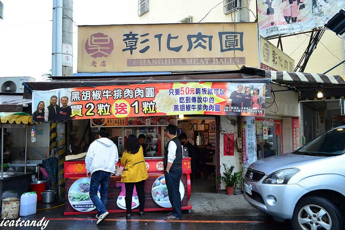 超有哏！彰化「肉圓包牛排」淋黑胡椒醬像在吃西餐，再搭祕方辣醬最對味
