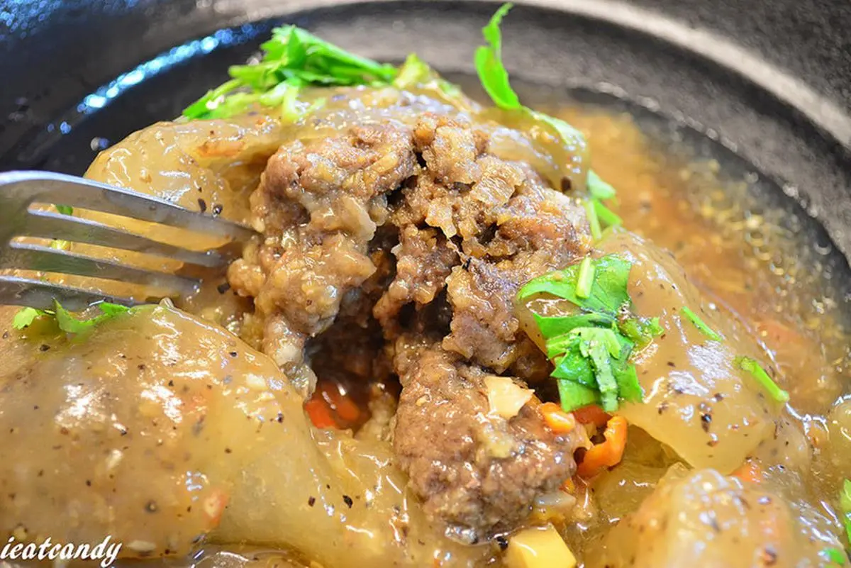 超有哏！彰化「肉圓包牛排」淋黑胡椒醬像在吃西餐，再搭祕方辣醬最對味
