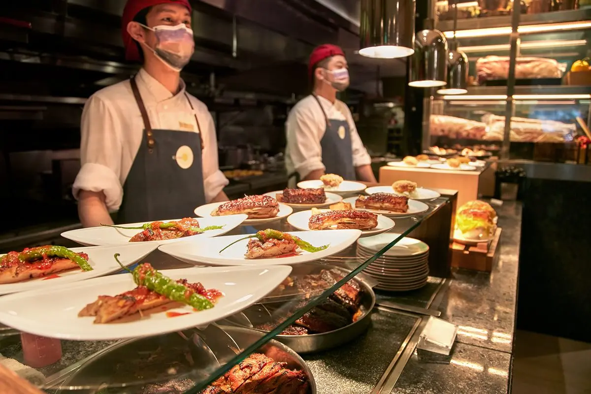 ４家飯店內用強勢回歸！超狂８國烤肉吃到飽，憑接種卡或身分證都能打折