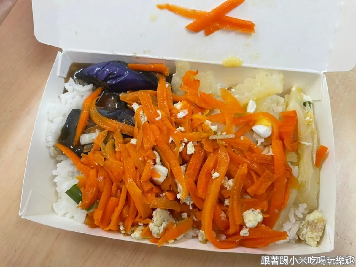 老闆娘超佛心!新竹「85元便當」雞排大到炸出來,35元經濟飯吃得到3樣配菜 老闆娘超佛心!新竹「85元便當」雞排大到炸出來,35元經濟飯吃得到3樣配菜