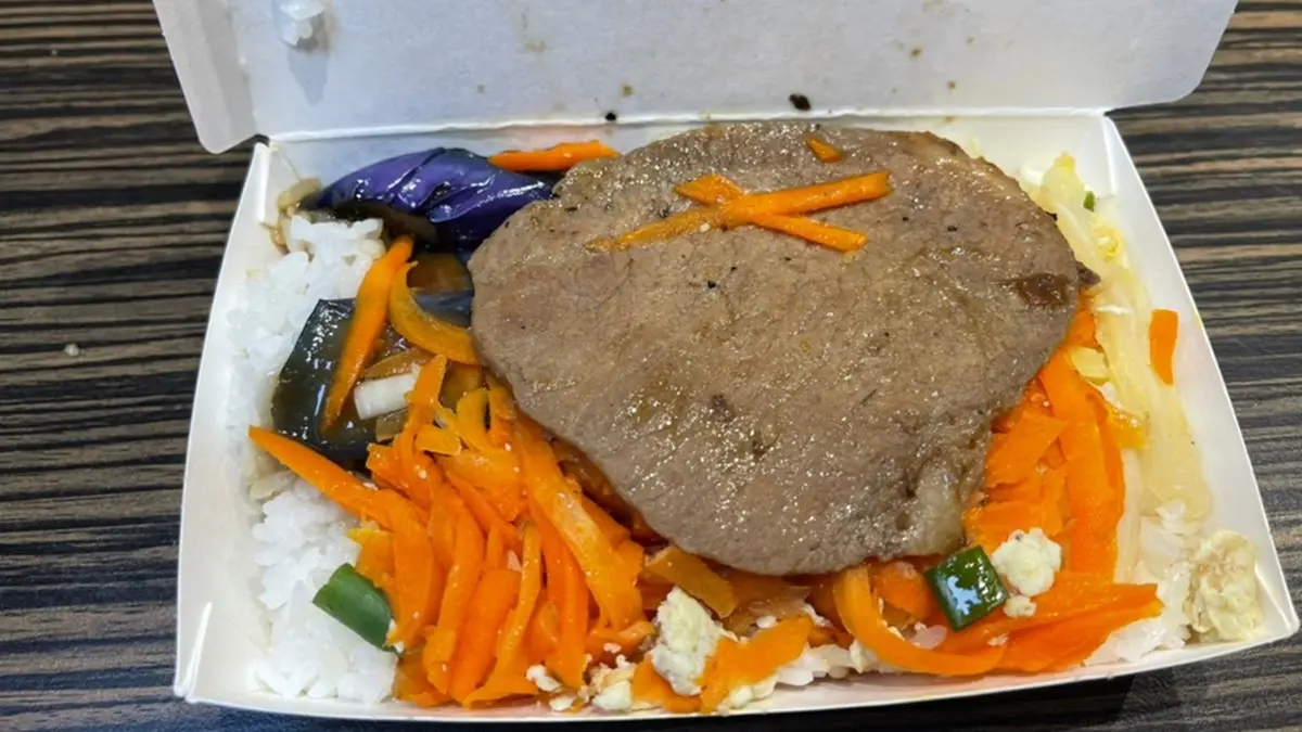老闆娘超佛心!新竹「85元便當」雞排大到炸出來,35元經濟飯吃得到3樣配菜 老闆娘超佛心!新竹「85元便當」雞排大到炸出來,35元經濟飯吃得到3樣配菜