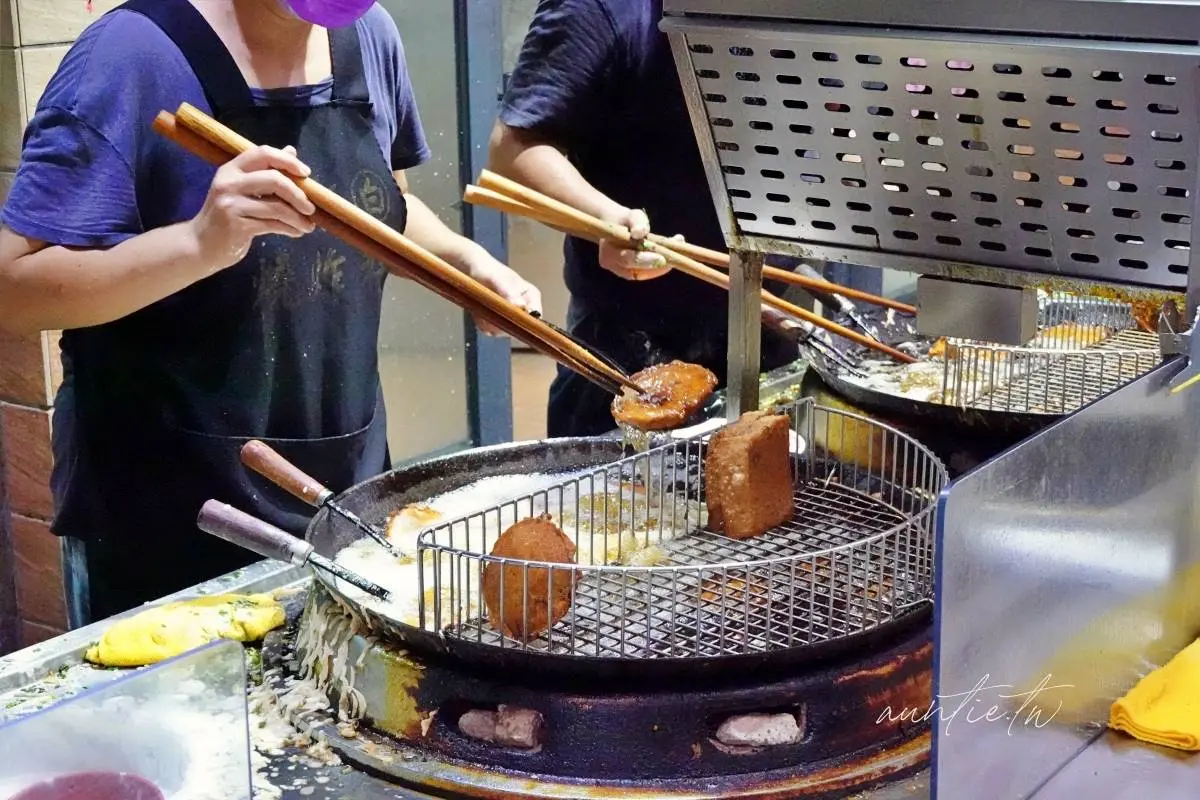 內行人才知道!台中無招牌「炸粿老店」必嘗飽滿蚵炸,現炸肉粿吃得到洋蔥香 內行人才知道!台中無招牌「炸粿老店」必嘗飽滿蚵炸,現炸肉粿吃得到洋蔥香