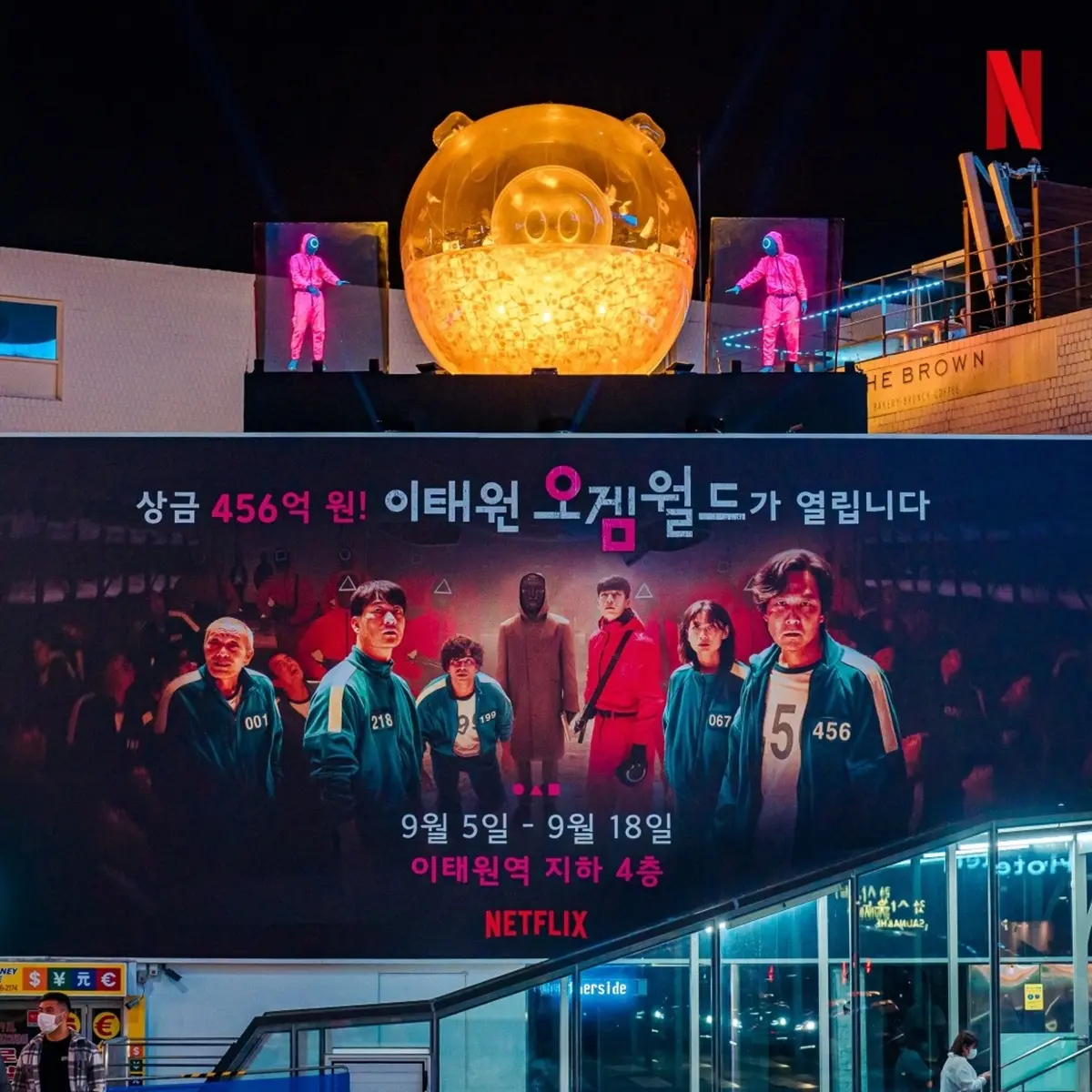 Netflix夯爆《魷魚遊戲》場景神還原!123木頭人巨型女娃、小豬撲滿出沒地鐵站 Netflix夯爆《魷魚遊戲》場景神還原!123木頭人巨型女娃、小豬撲滿出沒地鐵站
