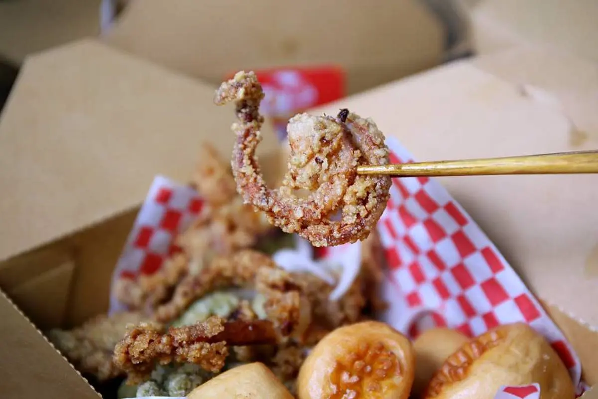 【新開店】超有哏!台中「綠色鹹酥雞」有滿滿九層塔香,銀絲捲必沾肉桂醬 【新開店】超有哏!台中「綠色鹹酥雞」有滿滿九層塔香,銀絲捲必沾肉桂醬
