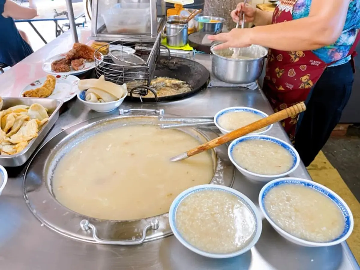 港邊飄香50年!基隆海味鹹粥1碗只要15元,必搭入口即化紅燒肉、金黃炸豆腐 港邊飄香50年!基隆海味鹹粥1碗只要15元,必搭入口即化紅燒肉、金黃炸豆腐