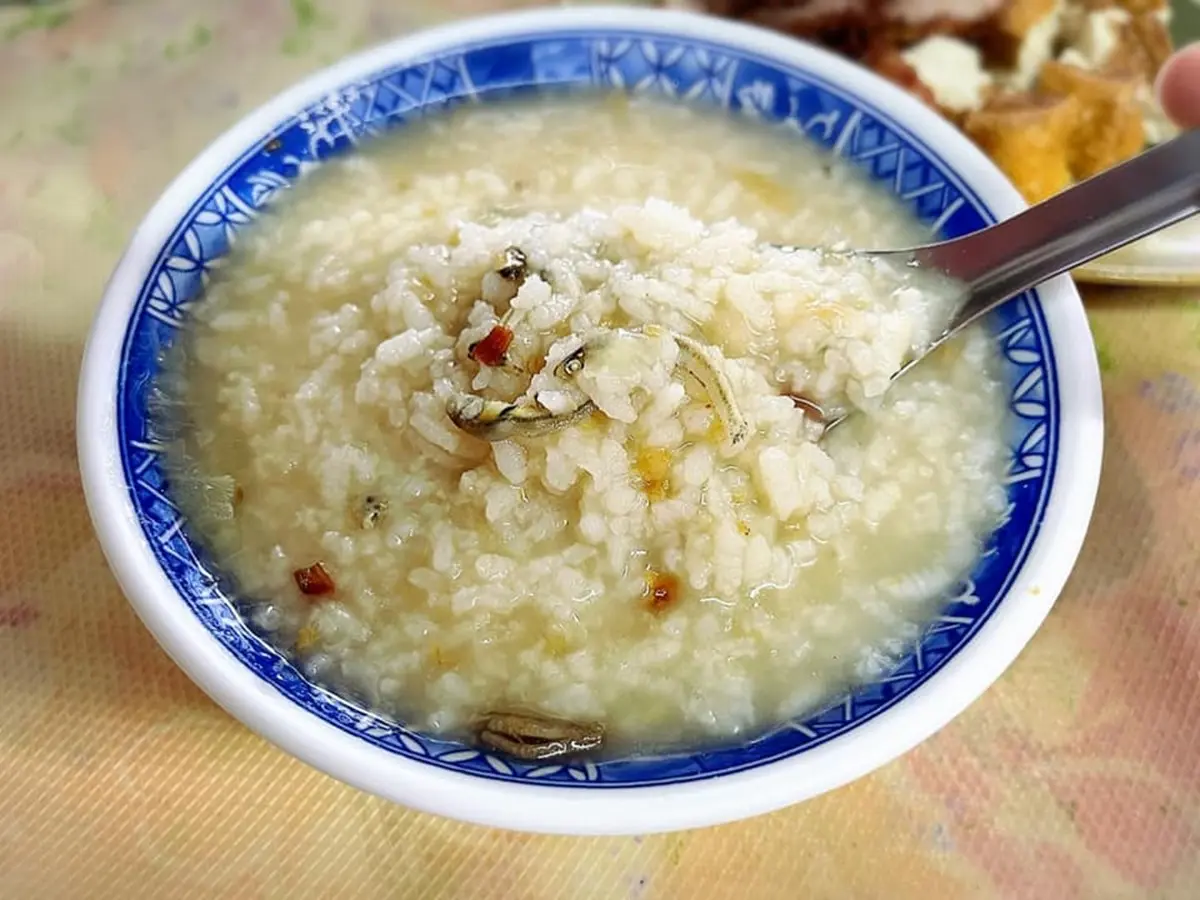 港邊飄香50年!基隆海味鹹粥1碗只要15元,必搭入口即化紅燒肉、金黃炸豆腐 港邊飄香50年!基隆海味鹹粥1碗只要15元,必搭入口即化紅燒肉、金黃炸豆腐