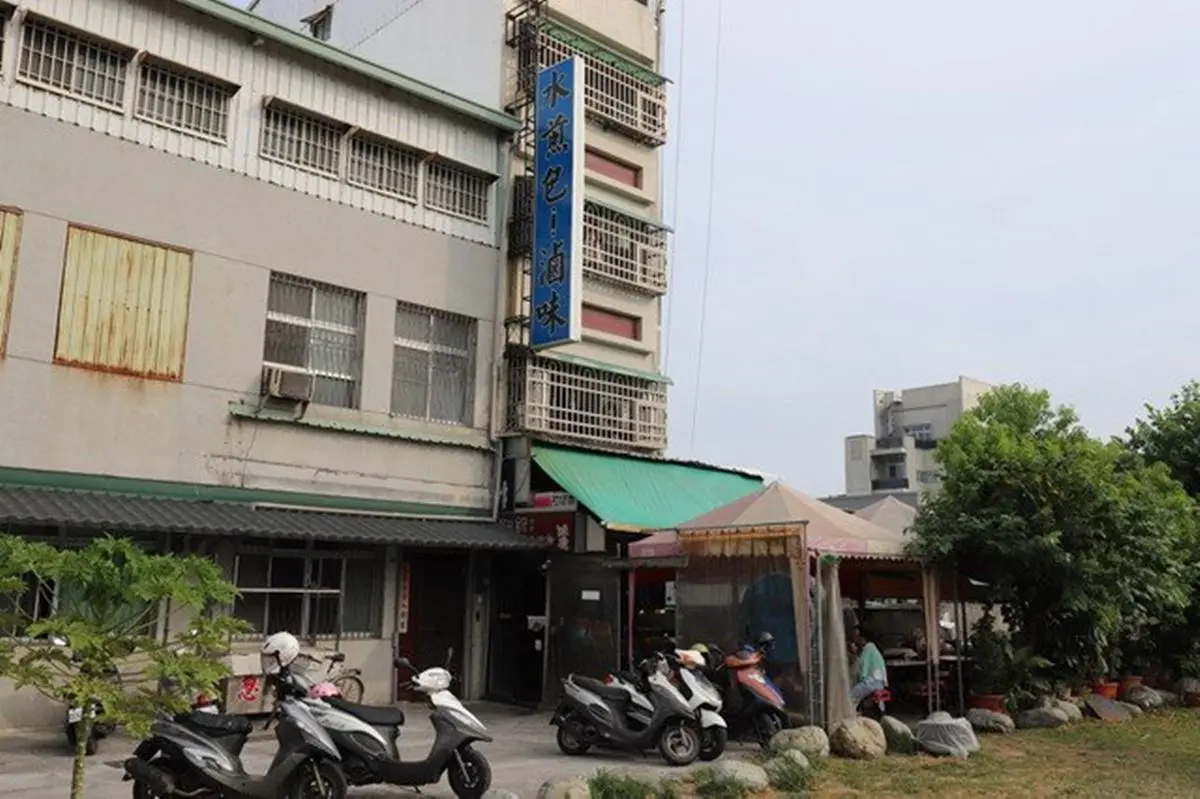 只要25元！台東銅板價「巨無霸水煎包」比拳頭還大顆，再淋獨門甜辣醬更對味