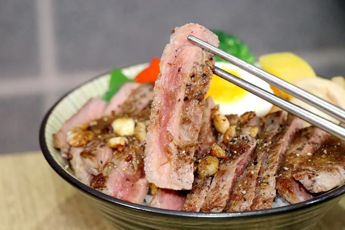 不怕吃不飽!台北高CP值「日式丼飯」加飯不加價,先嗑大分量舒肥牛排丼 不怕吃不飽!台北高CP值「日式丼飯」加飯不加價,先嗑大分量舒肥牛排丼