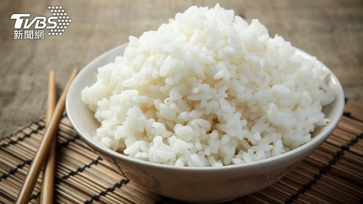 飯煮太爛怎麼辦？主婦分享電鍋中放「這個」，網友讚嘆超實用