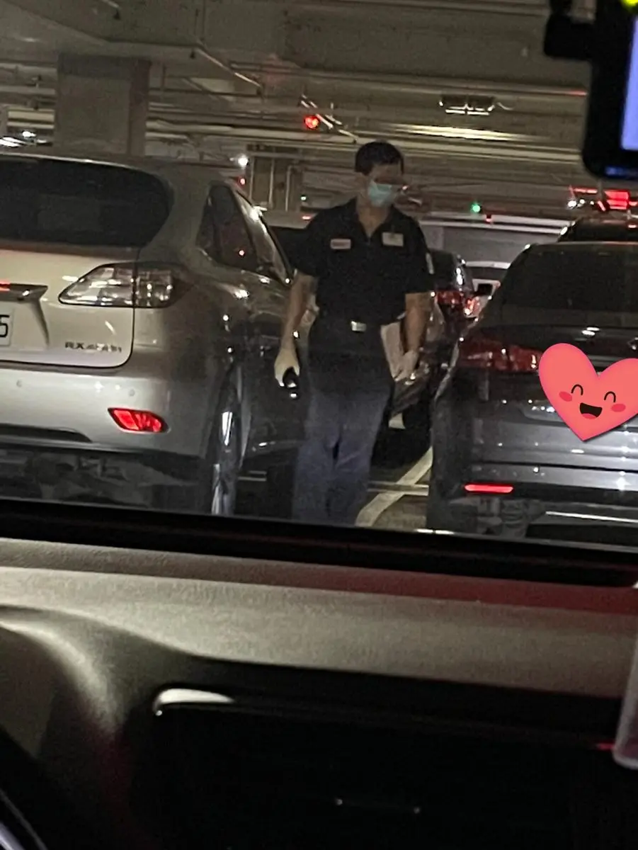 好市多「隱藏版服務」!停車場驚見黑衣人彎腰巡視,網友讚爆:太貼心 好市多「隱藏版服務」!停車場驚見黑衣人彎腰巡視,網友讚爆:太貼心