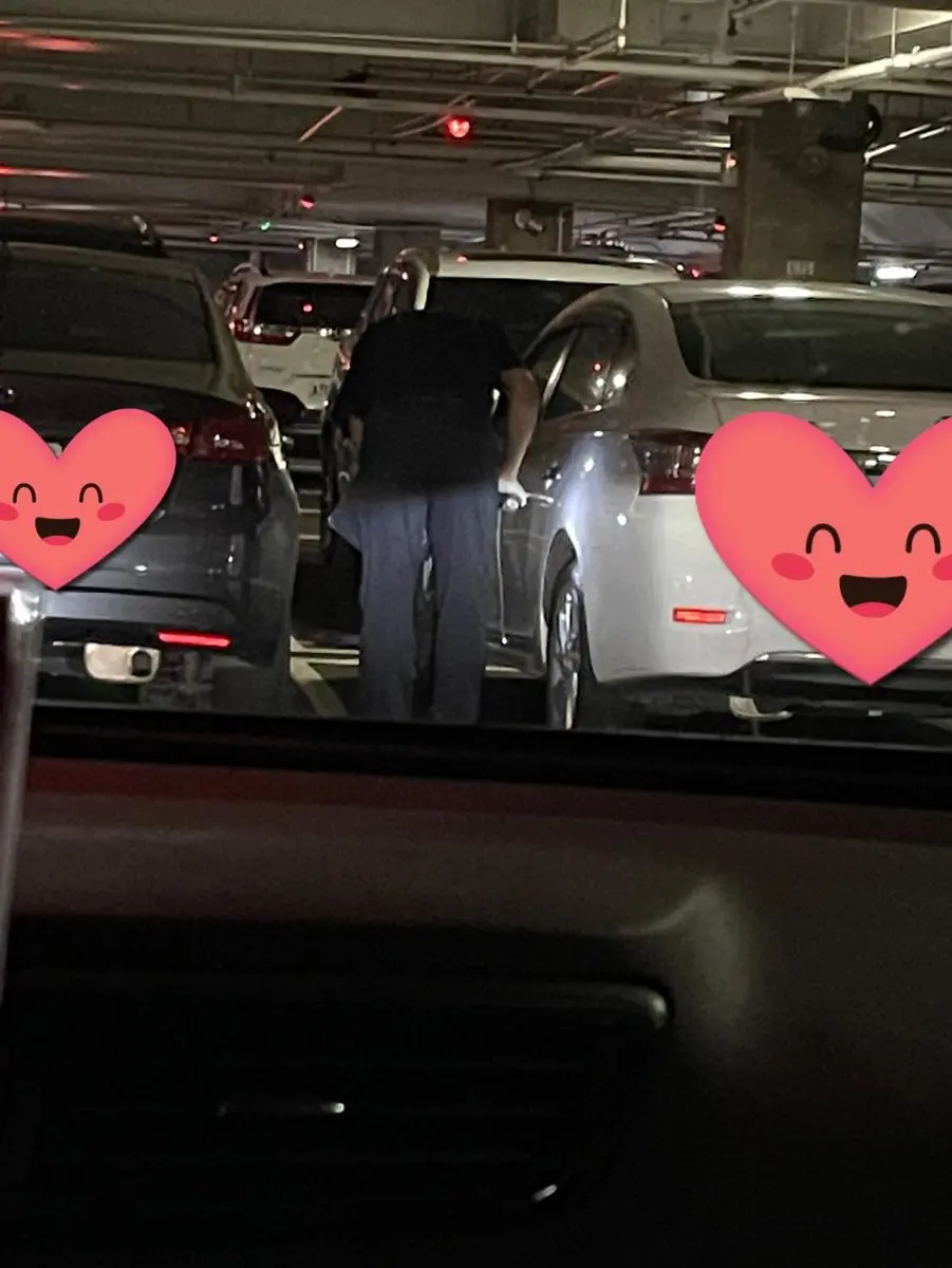 好市多「隱藏版服務」!停車場驚見黑衣人彎腰巡視,網友讚爆:太貼心 好市多「隱藏版服務」!停車場驚見黑衣人彎腰巡視,網友讚爆:太貼心