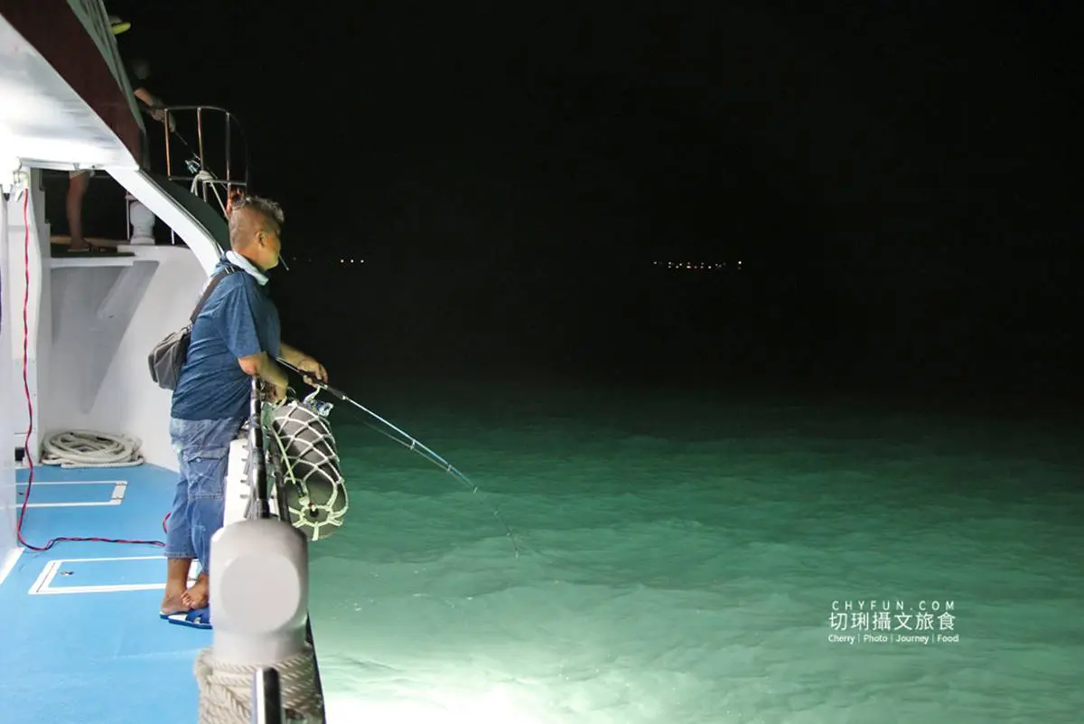 包船爽玩！澎湖「雙層遊艇」出海體驗夜釣小管，還能享受BBQ大餐、歡唱KTV