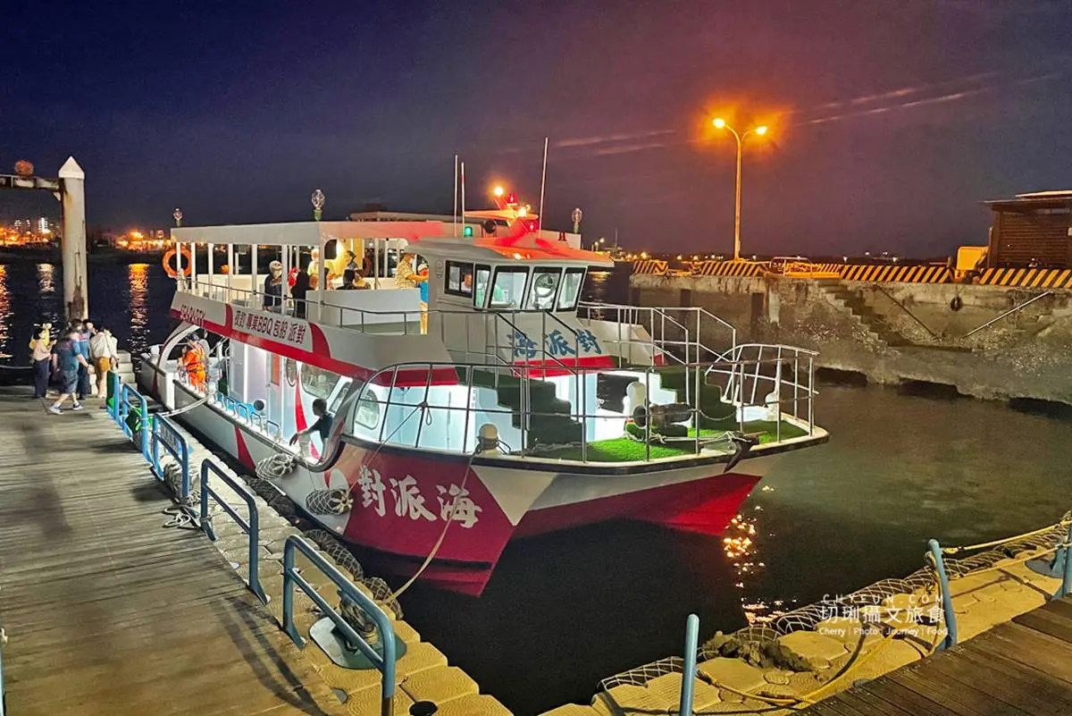 包船爽玩！澎湖「雙層遊艇」出海體驗夜釣小管，還能享受BBQ大餐、歡唱KTV