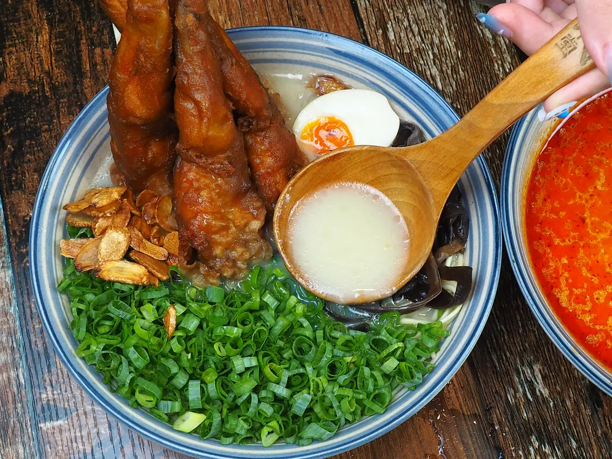 日本人氣噗噗!桃園「田雞拉麵」視覺太衝擊,還有隱藏版「泰式雞佛拉麵」 日本人氣噗噗!桃園「田雞拉麵」視覺太衝擊,還有隱藏版「泰式雞佛拉麵」