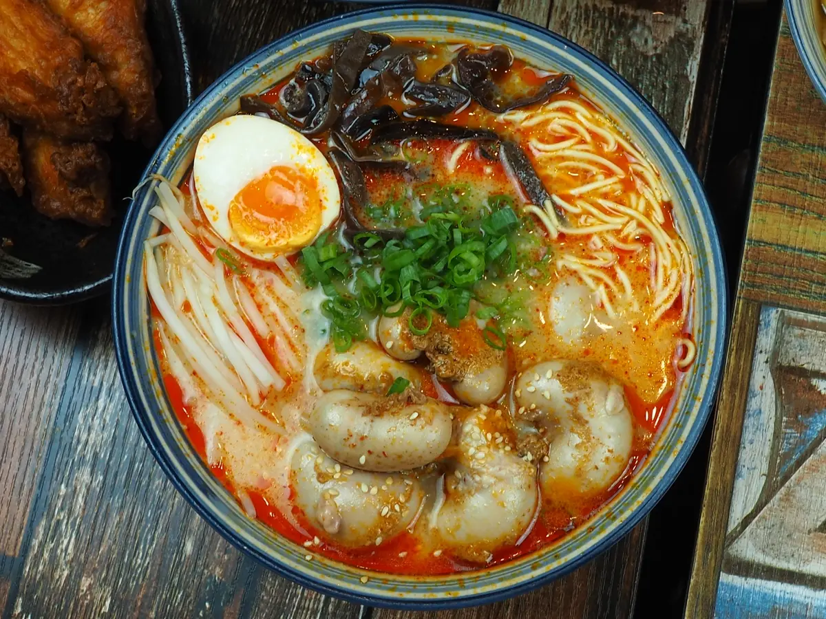 日本人氣噗噗!桃園「田雞拉麵」視覺太衝擊,還有隱藏版「泰式雞佛拉麵」 日本人氣噗噗!桃園「田雞拉麵」視覺太衝擊,還有隱藏版「泰式雞佛拉麵」