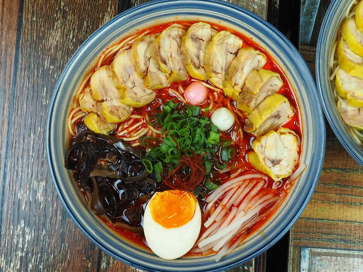 日本人氣噗噗!桃園「田雞拉麵」視覺太衝擊,還有隱藏版「泰式雞佛拉麵」 日本人氣噗噗!桃園「田雞拉麵」視覺太衝擊,還有隱藏版「泰式雞佛拉麵」