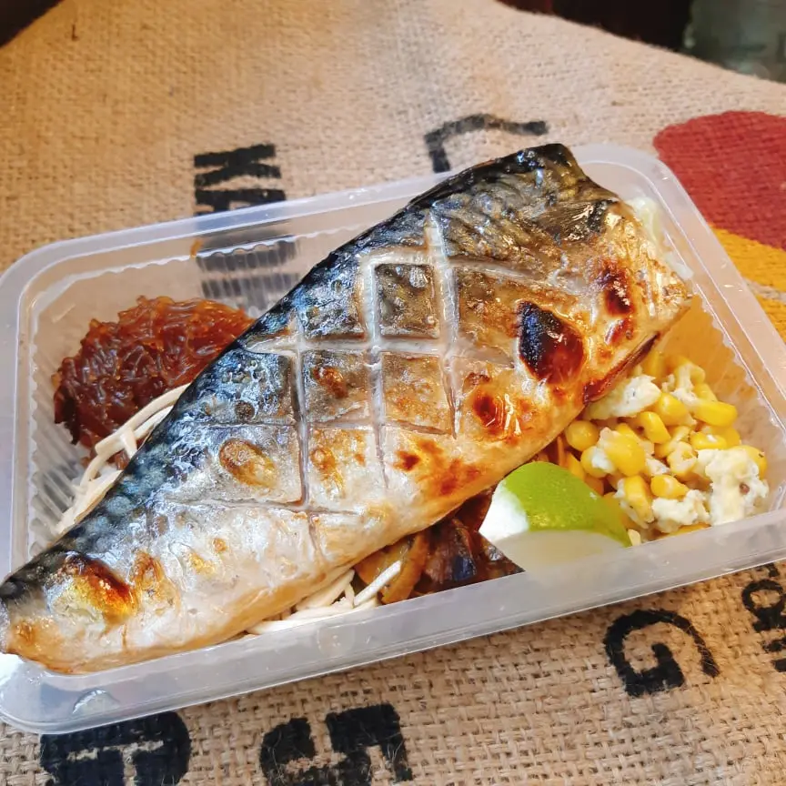 信義區幽靈祕店!「黑色鐵皮便當屋」只開3小時,百元價享蔥油雞腿、鹽烤鯖魚 信義區幽靈祕店!「黑色鐵皮便當屋」只開3小時,百元價享蔥油雞腿、鹽烤鯖魚