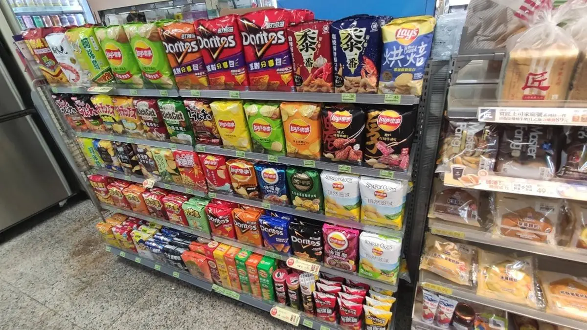 超舒壓！上班族逛超商見零食區「這樣擺」，網笑翻：「這剛退伍吧」