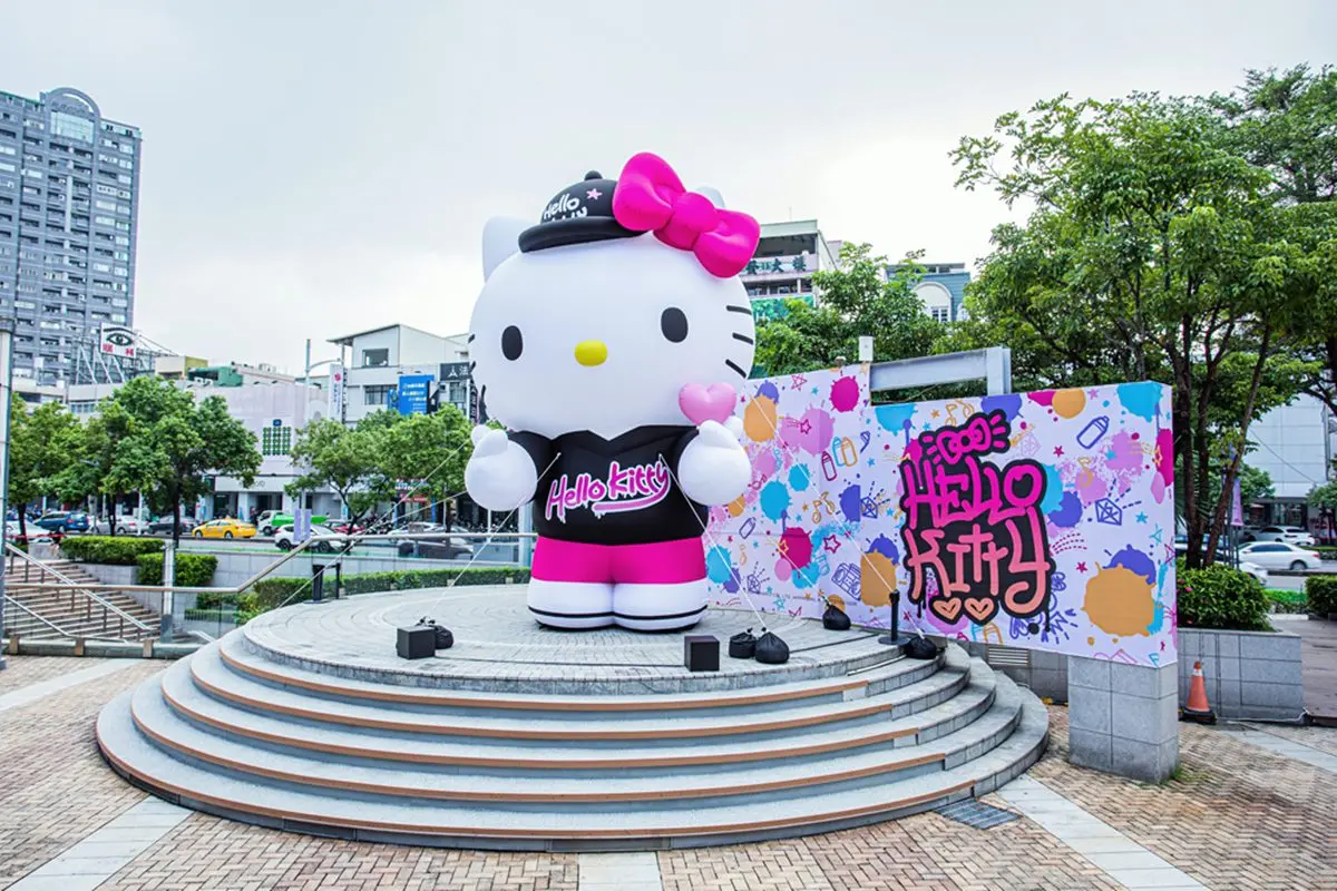 全台最早耶誕城！巨型嘻哈風Kitty可拍，16公尺耶誕樹、歐洲小鎮打卡