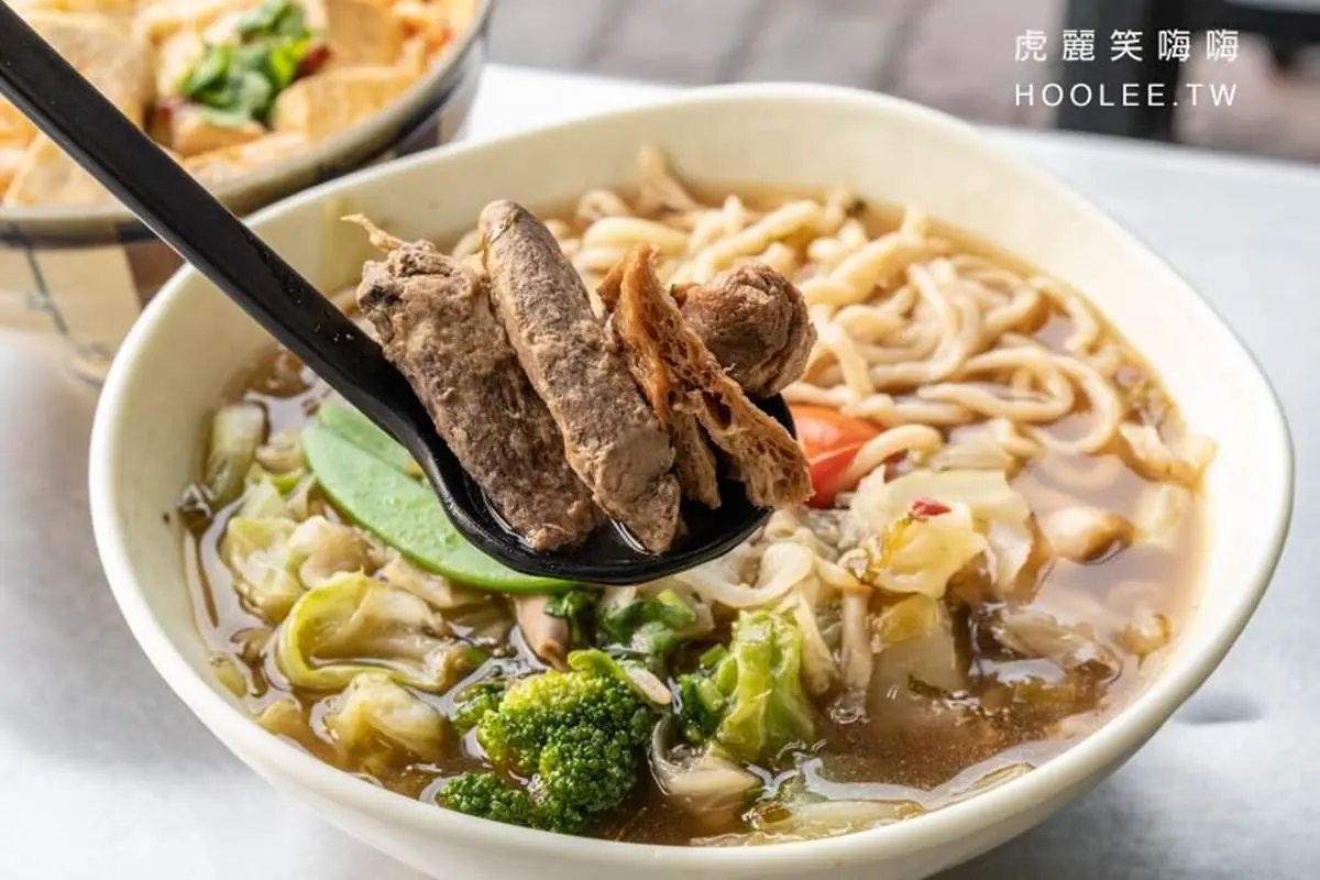 飄香15年！高雄隱藏版素食激推「噴汁臭豆腐蓋麵」．辣豆瓣湯頭鹹甜超唰嘴
