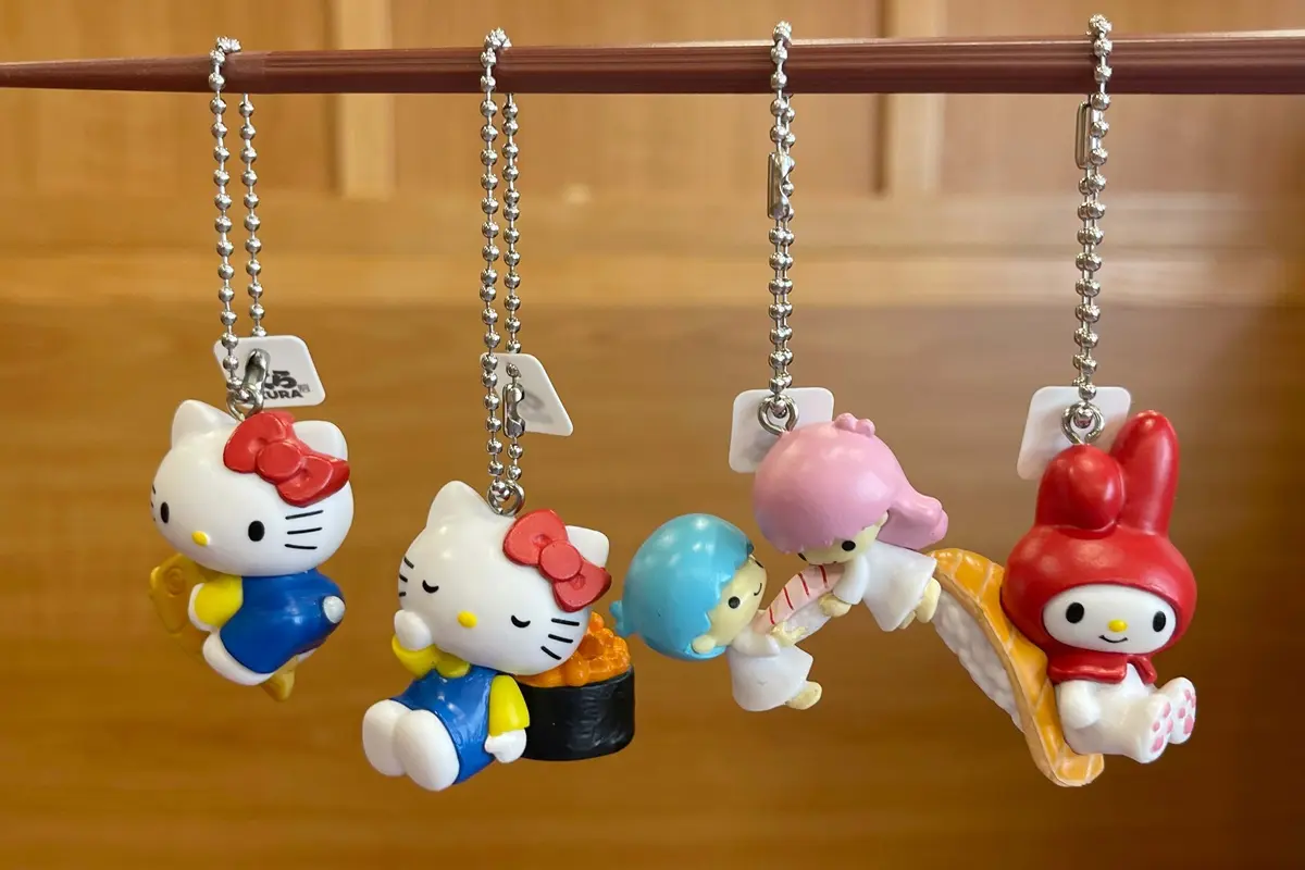 Hello Kitty扭蛋太Q!藏壽司推「三麗鷗」16款周邊,集點送手提袋、30公分抱枕 Hello Kitty扭蛋太Q!藏壽司推「三麗鷗」16款周邊,集點送手提袋、30公分抱枕