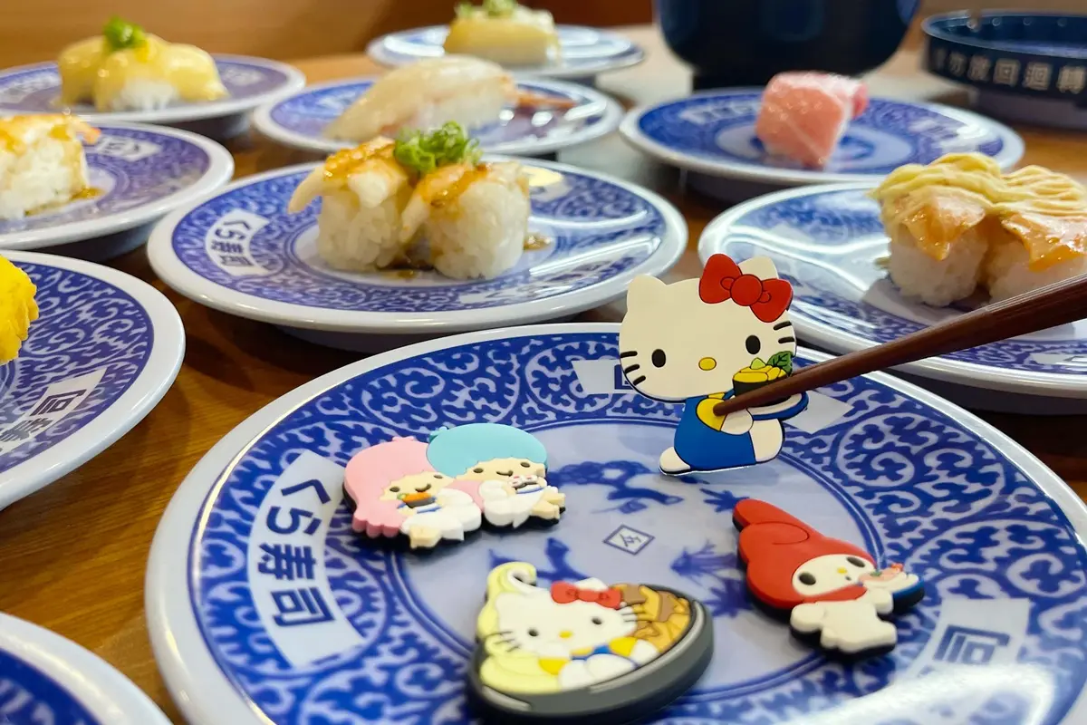 Hello Kitty扭蛋太Q!藏壽司推「三麗鷗」16款周邊,集點送手提袋、30公分抱枕 Hello Kitty扭蛋太Q!藏壽司推「三麗鷗」16款周邊,集點送手提袋、30公分抱枕