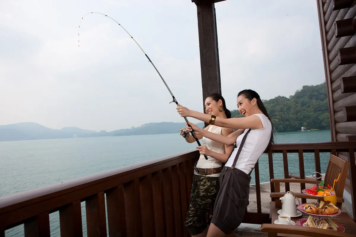 房內就能釣魚!全台獨創「湖景釣魚房」,爽住亞洲第一大木屋、專屬遊艇可搭 房內就能釣魚!全台獨創「湖景釣魚房」,爽住亞洲第一大木屋、專屬遊艇可搭