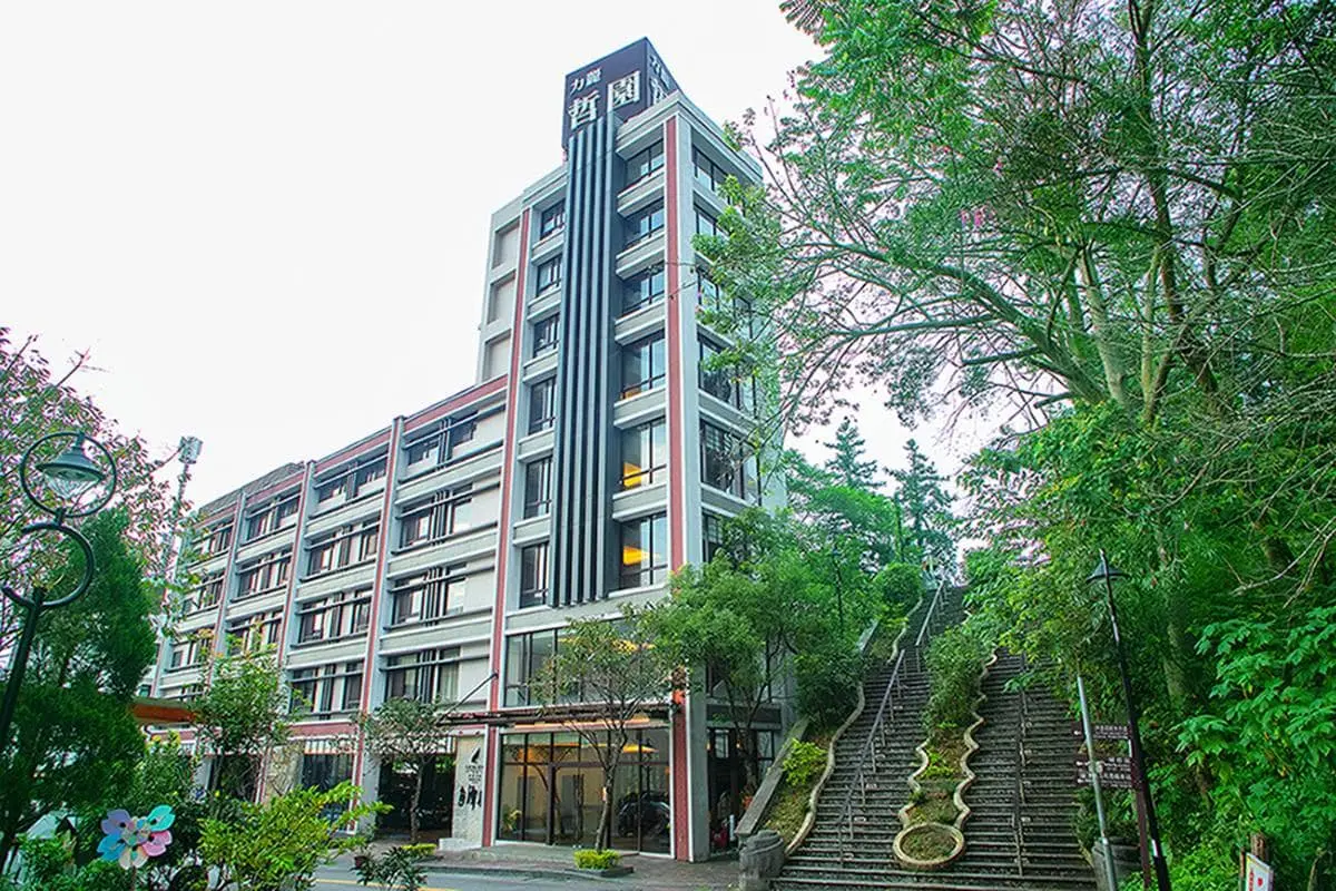 房內就能釣魚!全台獨創「湖景釣魚房」,爽住亞洲第一大木屋、專屬遊艇可搭 房內就能釣魚!全台獨創「湖景釣魚房」,爽住亞洲第一大木屋、專屬遊艇可搭