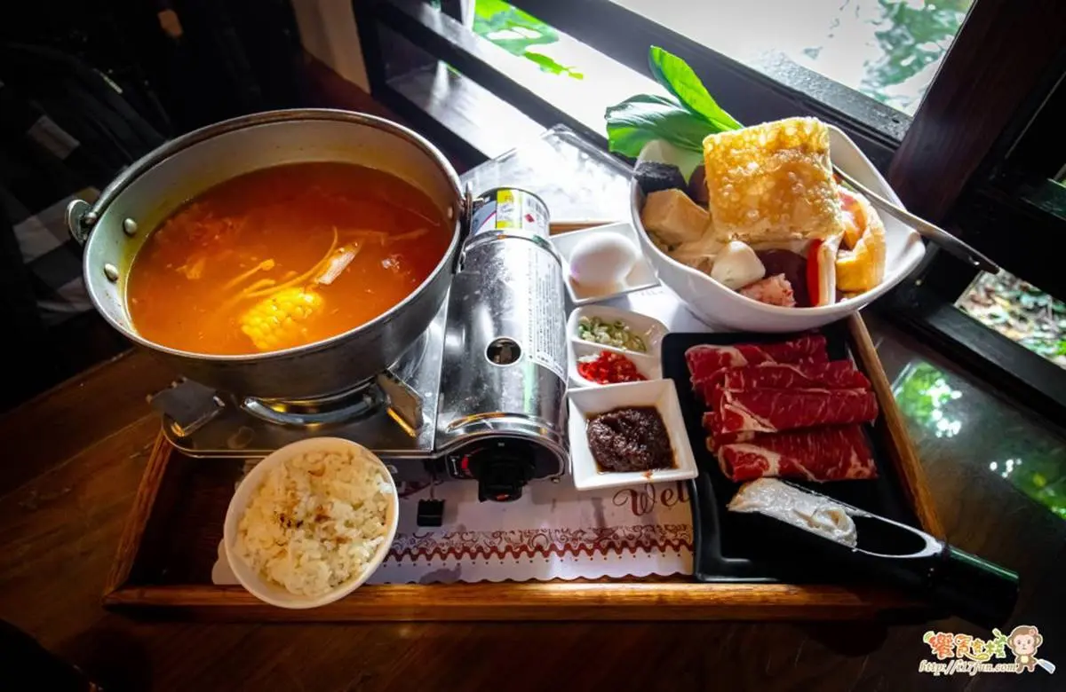打卡台版小蘇杭!嘉義「景觀餐廳」美拍宮廷風裝潢,坐窗邊還能餵食鯉魚 打卡台版小蘇杭!嘉義「景觀餐廳」美拍宮廷風裝潢,坐窗邊還能餵食鯉魚