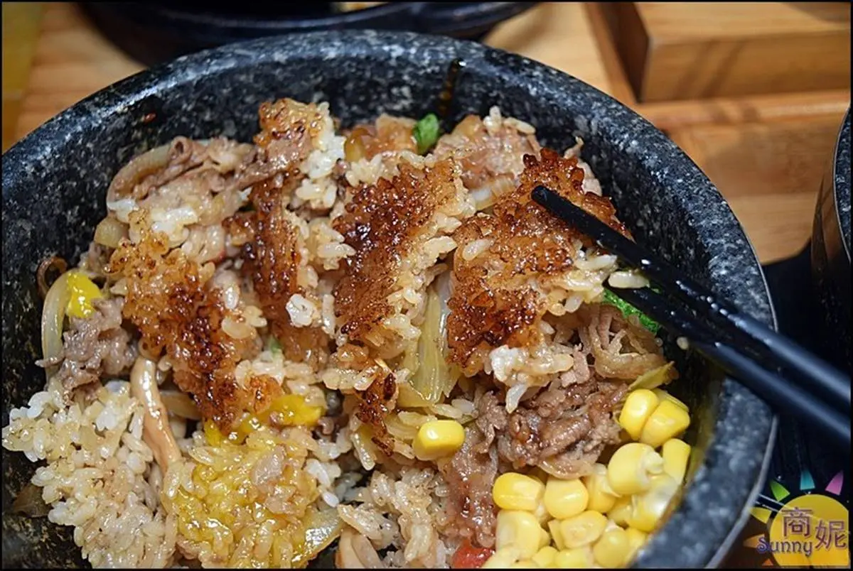 台中百元高CP宵夜!大分量「石鍋拌飯」一次吃到3種美味,三星蔥煎餅也必點 台中百元高CP宵夜!大分量「石鍋拌飯」一次吃到3種美味,三星蔥煎餅也必點