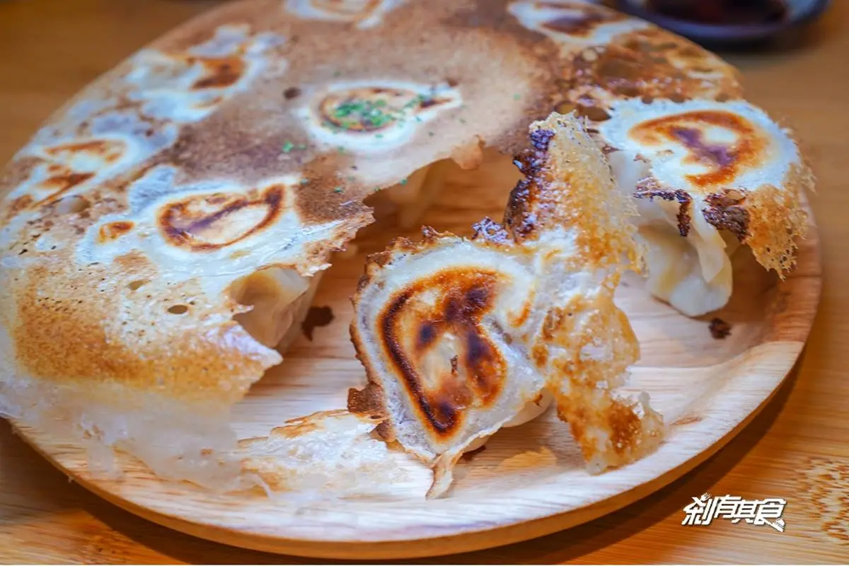 口味多達30種!台中老宅「冰花煎餃」必嘗莎莎醬風味,招牌韭菜一咬就噴汁 口味多達30種!台中老宅「冰花煎餃」必嘗莎莎醬風味,招牌韭菜一咬就噴汁
