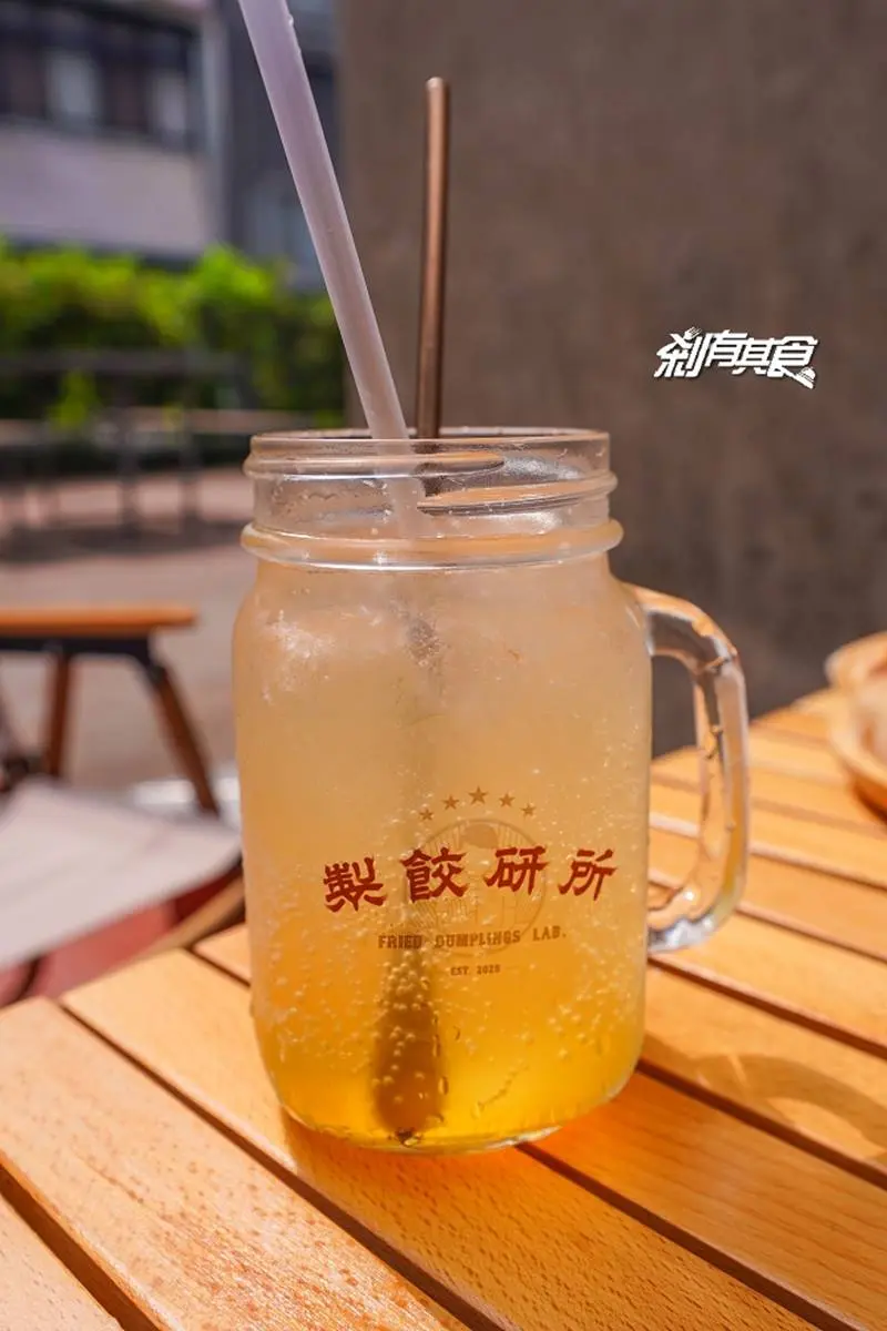 口味多達30種!台中老宅「冰花煎餃」必嘗莎莎醬風味,招牌韭菜一咬就噴汁 口味多達30種!台中老宅「冰花煎餃」必嘗莎莎醬風味,招牌韭菜一咬就噴汁
