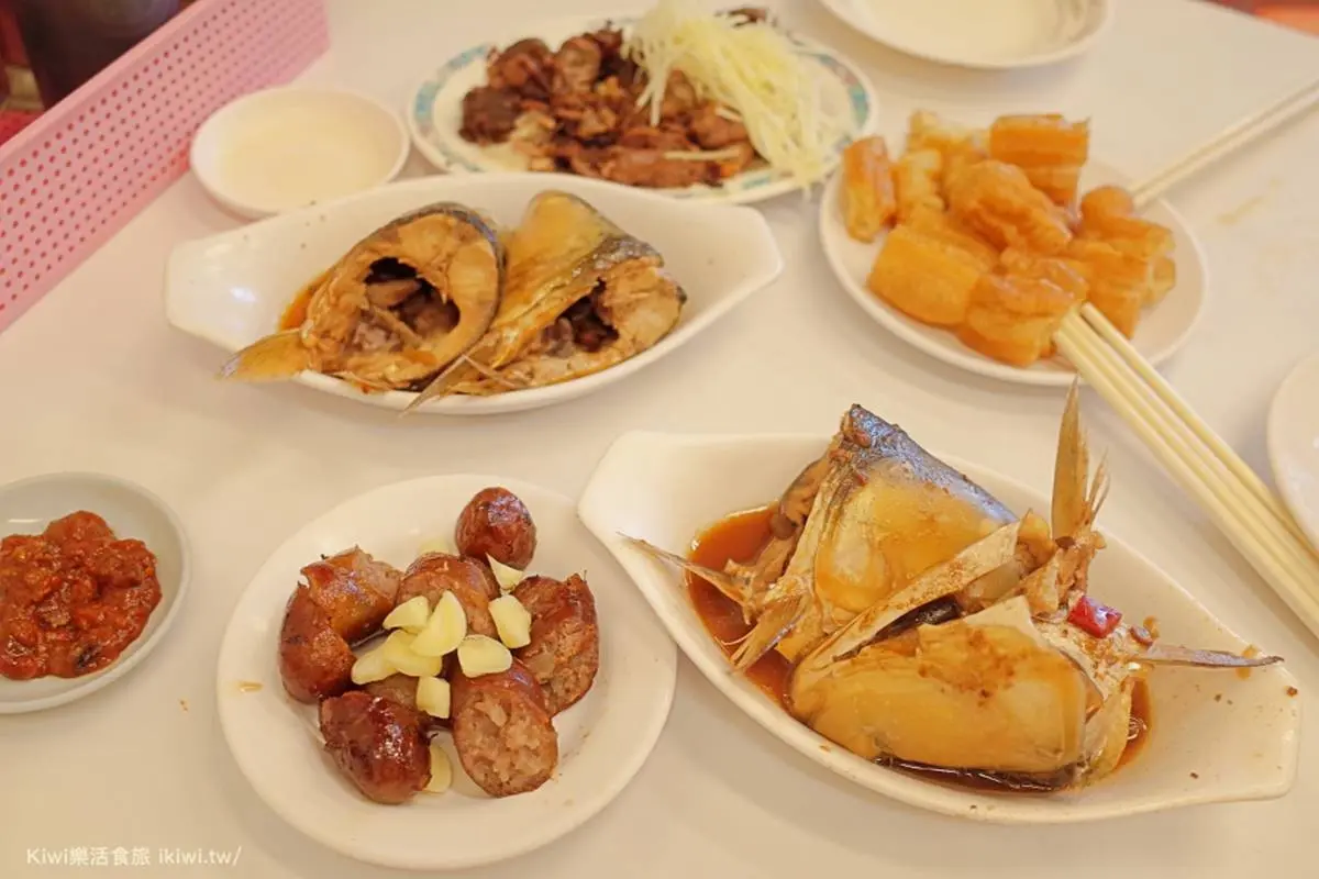台南70年不敗早餐！「虱目魚鹹粥」湯頭超鮮甜，小菜必搭限時限量煎魚腸