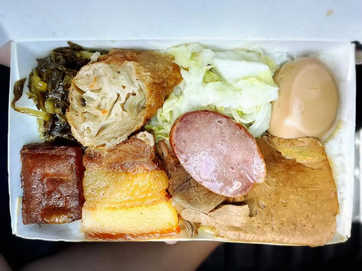 真正好吃的月台便當在貢寮!?擺滿8種配料只要65元,在地人激推比福隆美味 真正好吃的月台便當在貢寮!?擺滿8種配料只要65元,在地人激推比福隆美味