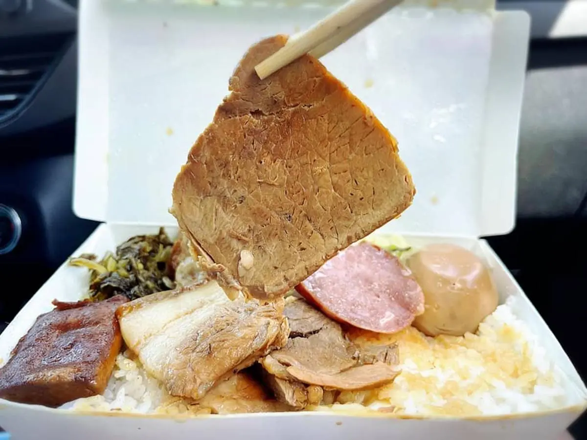 真正好吃的月台便當在貢寮!?擺滿8種配料只要65元,在地人激推比福隆美味 真正好吃的月台便當在貢寮!?擺滿8種配料只要65元,在地人激推比福隆美味
