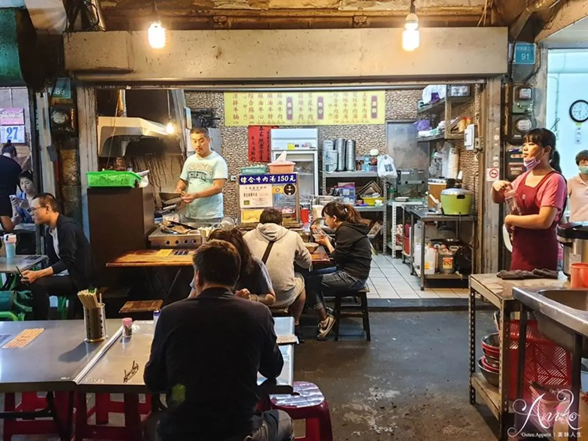 台南宵夜首選！「超人氣牛肉湯」大骨慢熬８小時，溫體牛搭豆瓣醬更對味