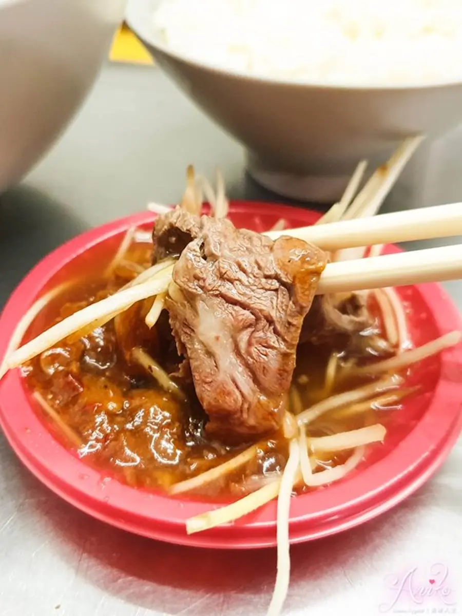 台南宵夜首選！「超人氣牛肉湯」大骨慢熬８小時，溫體牛搭豆瓣醬更對味