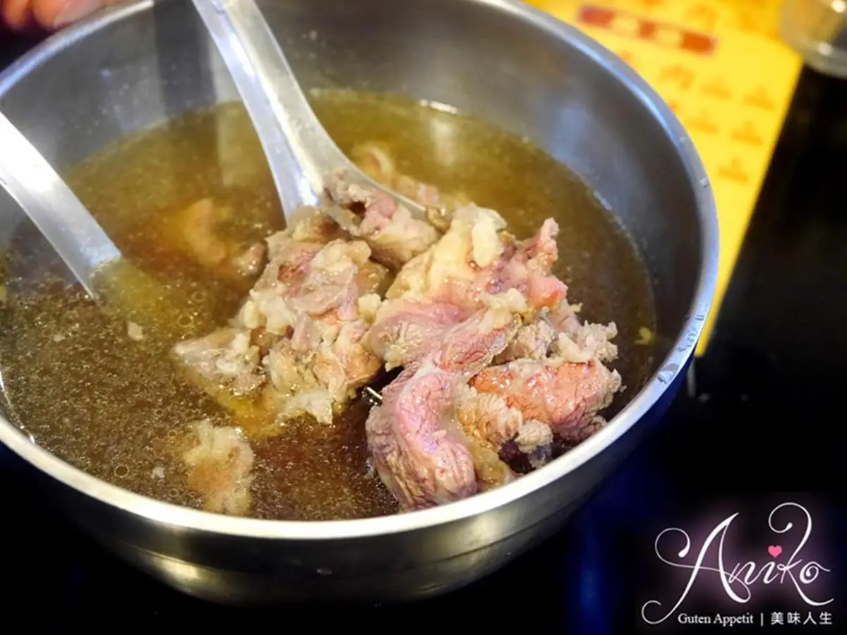 台南宵夜首選！「超人氣牛肉湯」大骨慢熬８小時，溫體牛搭豆瓣醬更對味