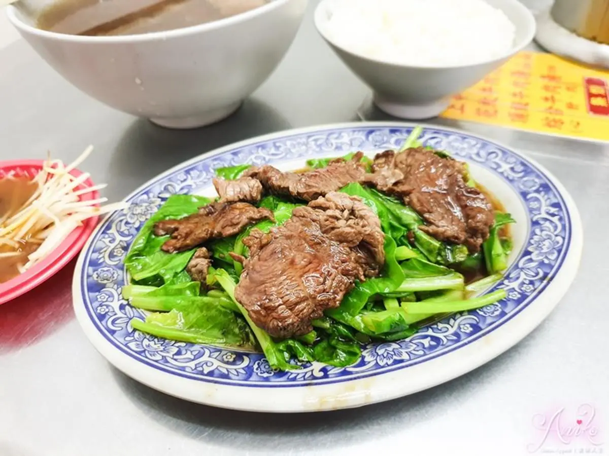 台南宵夜首選！「超人氣牛肉湯」大骨慢熬８小時，溫體牛搭豆瓣醬更對味