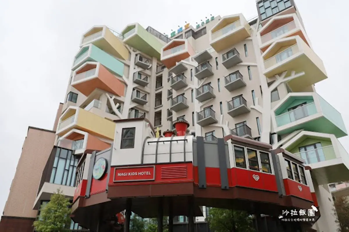 放電首選！宜蘭親子飯店爽玩「350坪遊戲區」，先衝小汽車賽道、挑高溜滑梯