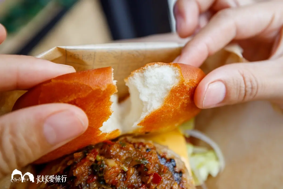 宜蘭邪惡系早午餐！手工漢堡可選酥脆刈包皮，隱藏版花生培根堡一咬爆漿