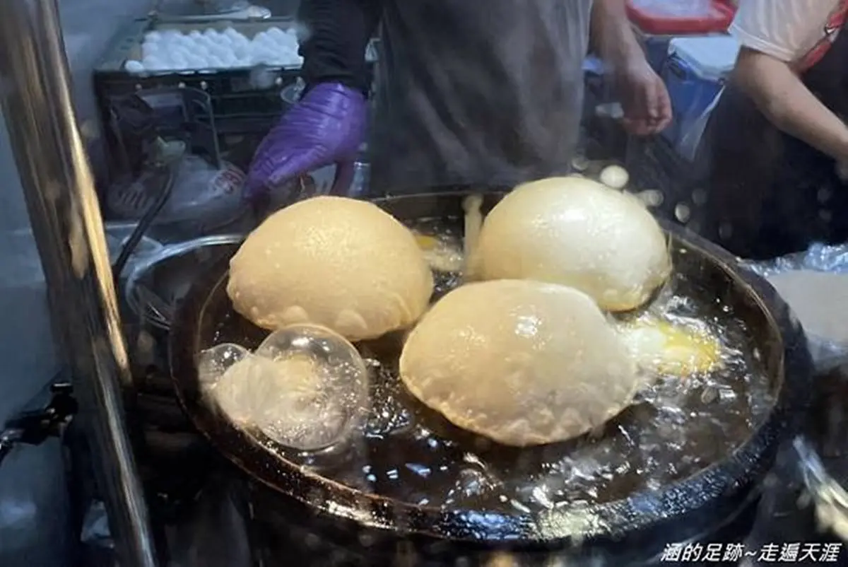 想吃先排隊！北投「炸蛋蔥油餅」製作過程超吸睛，「吹氣球」餅皮軟Q又扎實