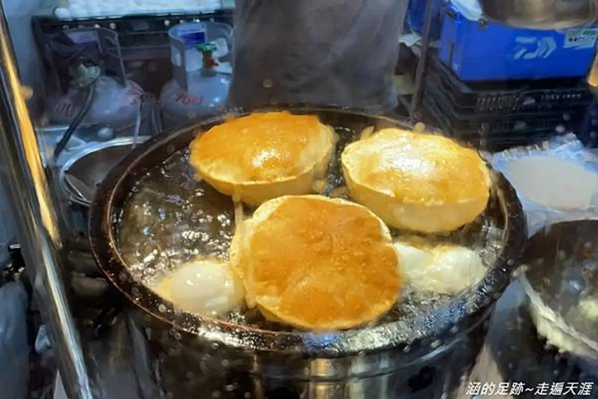 想吃先排隊！北投「炸蛋蔥油餅」製作過程超吸睛，「吹氣球」餅皮軟Q又扎實