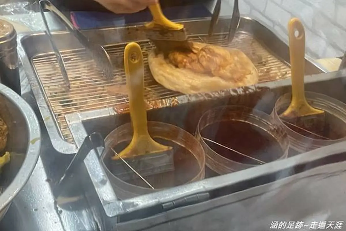 想吃先排隊！北投「炸蛋蔥油餅」製作過程超吸睛，「吹氣球」餅皮軟Q又扎實