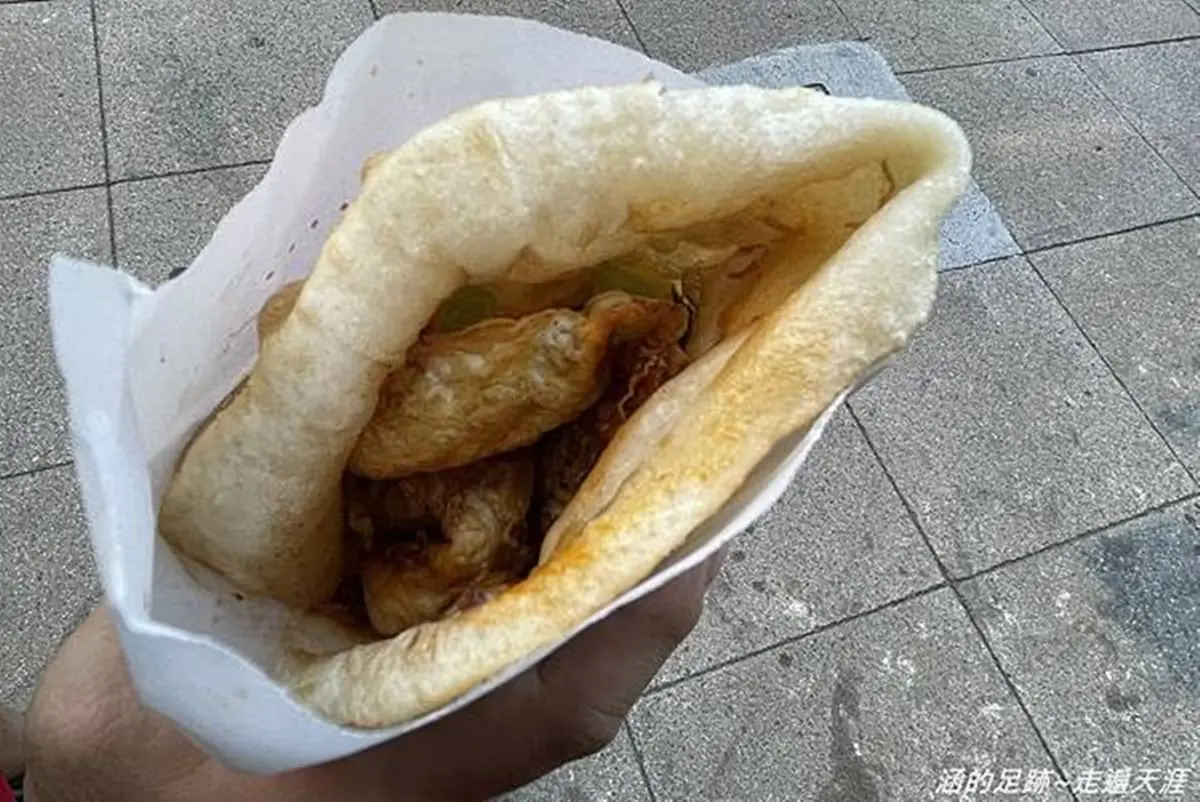想吃先排隊！北投「炸蛋蔥油餅」製作過程超吸睛，「吹氣球」餅皮軟Q又扎實
