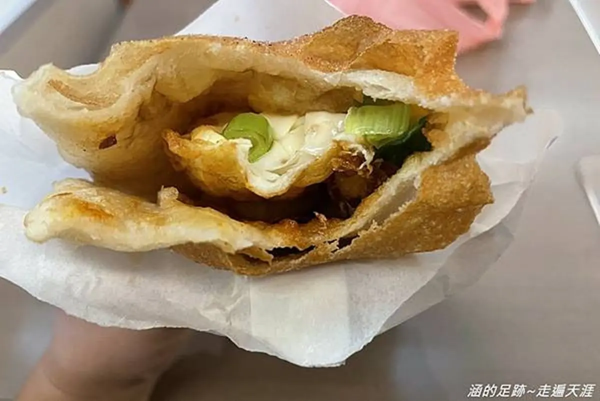 想吃先排隊！北投「炸蛋蔥油餅」製作過程超吸睛，「吹氣球」餅皮軟Q又扎實