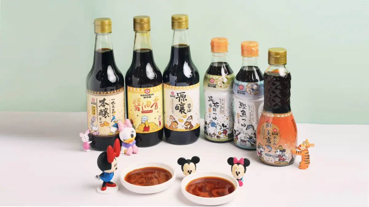 台灣限定!龜甲萬X迪士尼聯名包裝限時開賣,創新擠壓瓶新上市,迪士尼粉快衝集整套