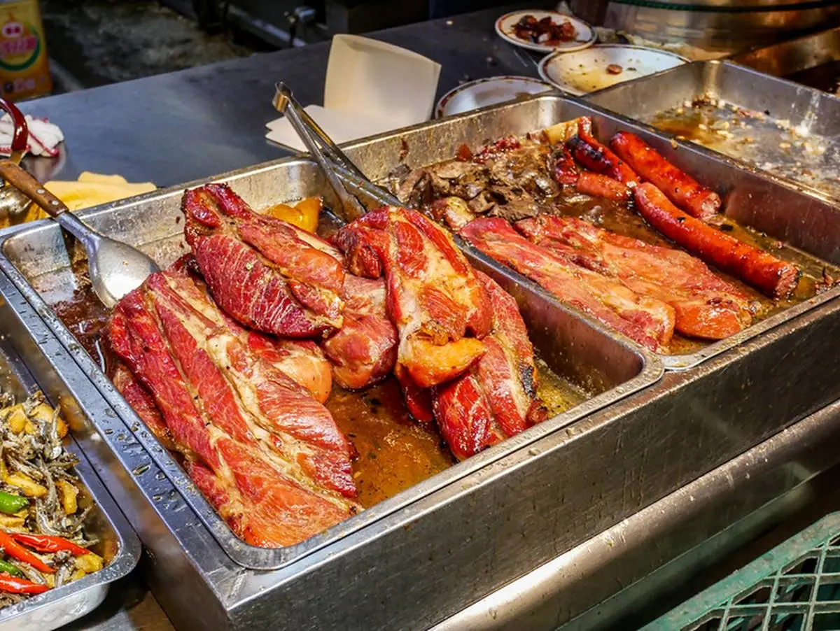 夜貓必吃!台北平價燒臘開到凌晨2點,大分量「脆皮燒肉」搭3樣配菜超下飯 夜貓必吃!台北平價燒臘開到凌晨2點,大分量「脆皮燒肉」搭3樣配菜超下飯