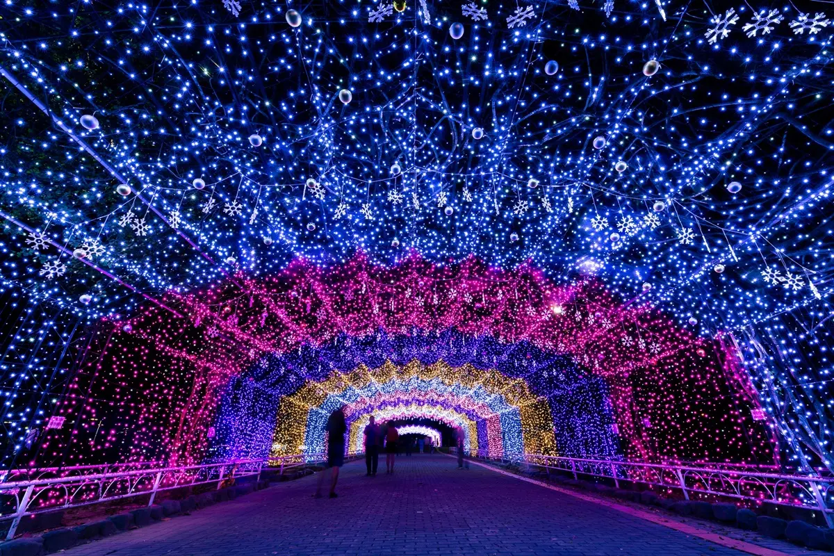 全台最南端耶誕城！必拍12公尺冰雪城堡、首度橫跨道路「星光大道」在屏東