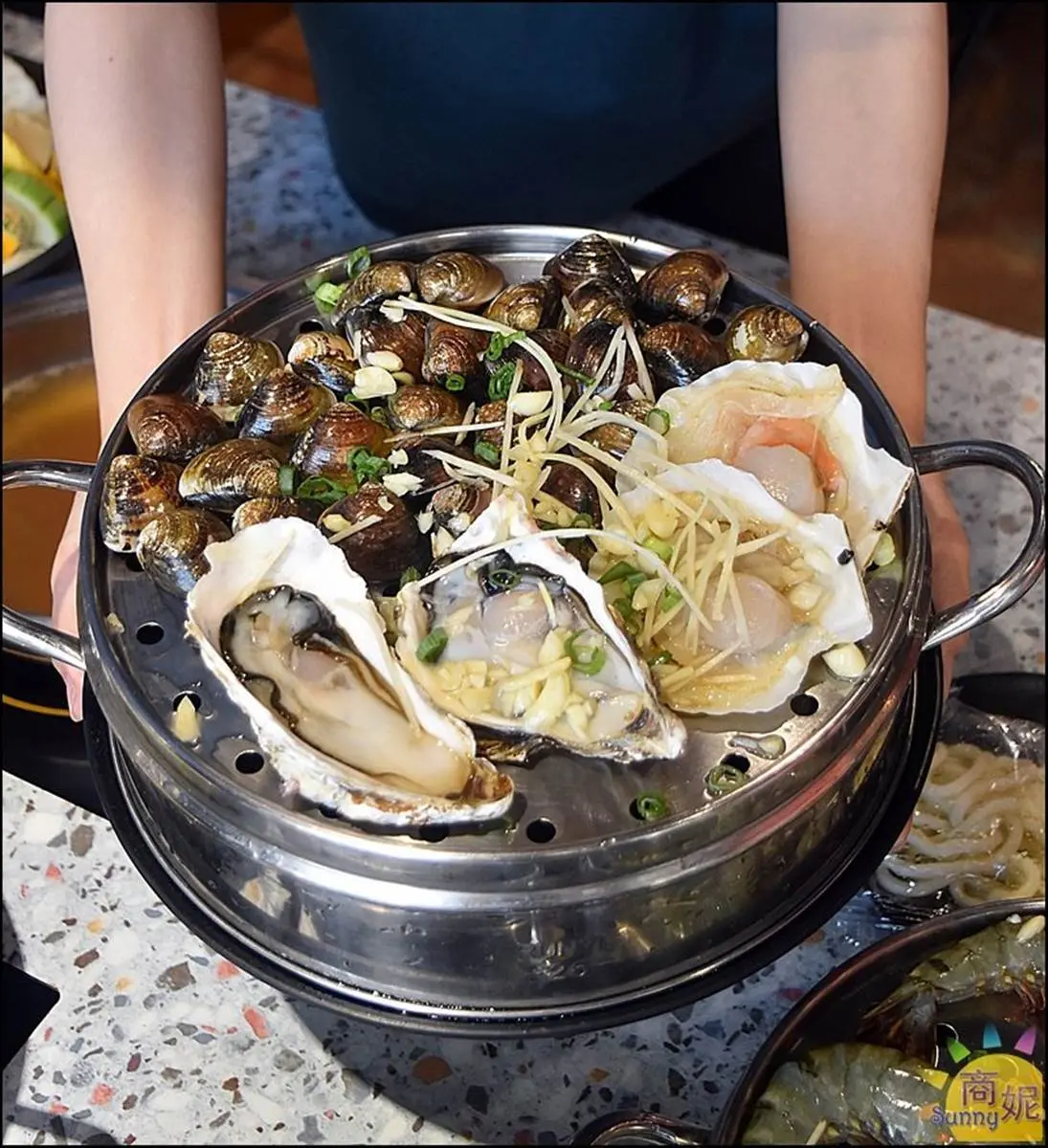 網評4.8顆星!台中「蒸氣鍋」必吃澎派3層海鮮塔,加點現宰溫體牛只要100元 網評4.8顆星!台中「蒸氣鍋」必吃澎派3層海鮮塔,加點現宰溫體牛只要100元